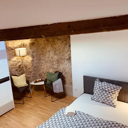 FELIX LIVING 1, Modernes Apartment für 2 Personen, Innenstadt, Smart TV, Parkplatz Passau